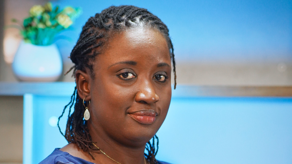 Coura Carine Sène – Stratège du mobile money et architecte de la finance digitale en Afrique